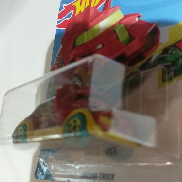 Hot Wheels Tricera-Truck - Picture 8 of 8